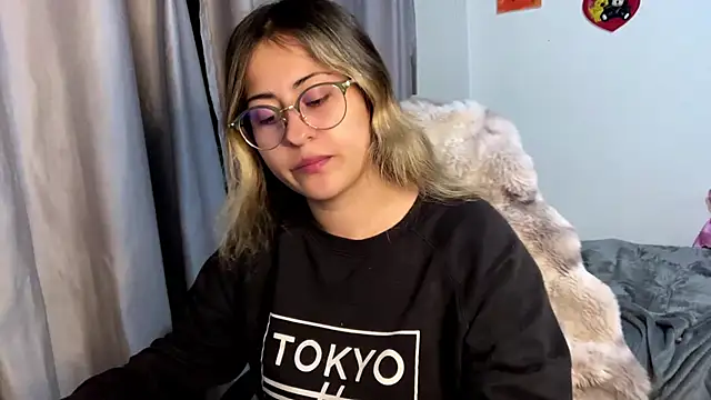 Snapshot of emma__bell_ chatting on 11-13-25, 11:47 emma bell online show from 11-13-25, 11:47