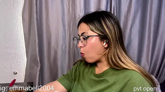 Snapshot of emma__bell_ chatting on 12-18-25, 08:26 emma bell online show from 12-18-25, 08:26