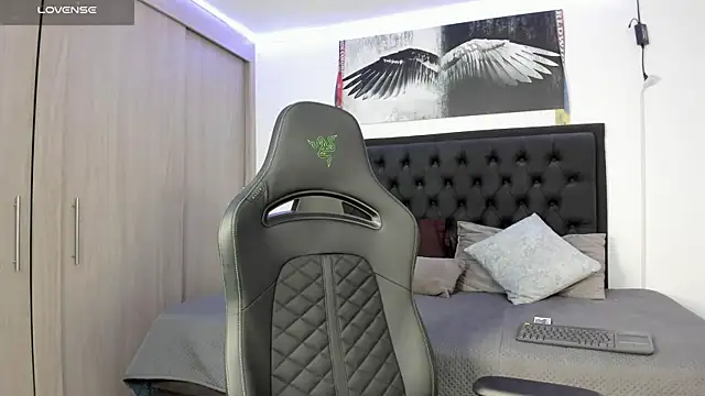 santi aesthetic online show from 10-09-25, 03:59