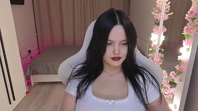 Betty  Davvis online show from 11-21-25, 01:32