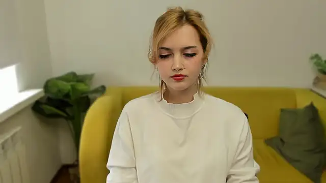 Snapshot of LilianDownton chatting on 03-20-25, 10:21 LilianDownton online show from 03-20-25, 10:21