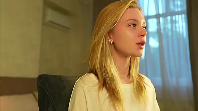 Snapshot of Cyberheart_ chatting on 10-01-25, 02:56 Cyberheart online show from 10-01-25, 02:56