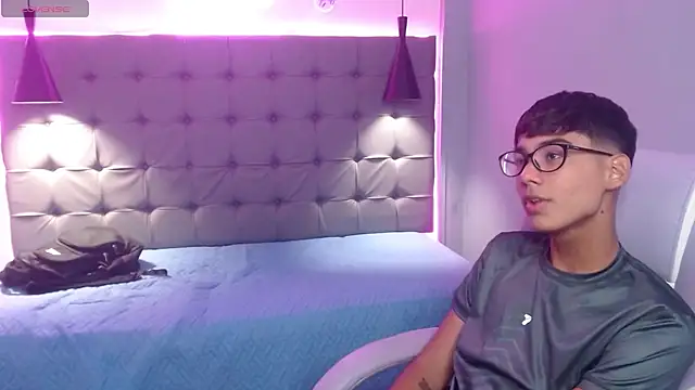 OliverTwinky online show from 03-22-25, 04:24