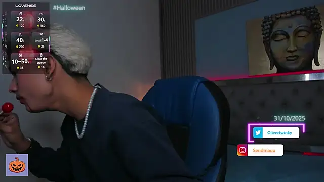 Snapshot of OliverTwinky chatting on 10-28-25, 04:49 OliverTwinky online show from 10-28-25, 04:49