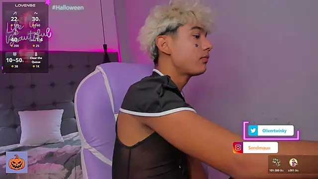 Snapshot of OliverTwinky chatting on 10-31-25, 01:45 OliverTwinky online show from 10-31-25, 01:45