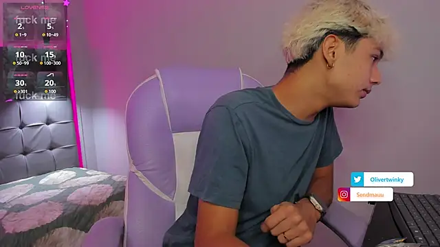 Snapshot of OliverTwinky chatting on 11-06-25, 05:08 OliverTwinky online show from 11-06-25, 05:08