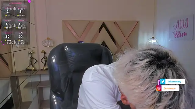 Snapshot of OliverTwinky chatting on 11-10-25, 01:21 OliverTwinky online show from 11-10-25, 01:21