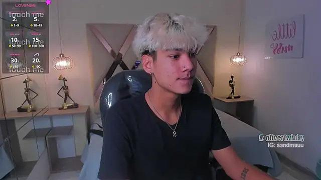 Snapshot of OliverTwinky chatting on 11-13-25, 12:59 OliverTwinky online show from 11-13-25, 12:59