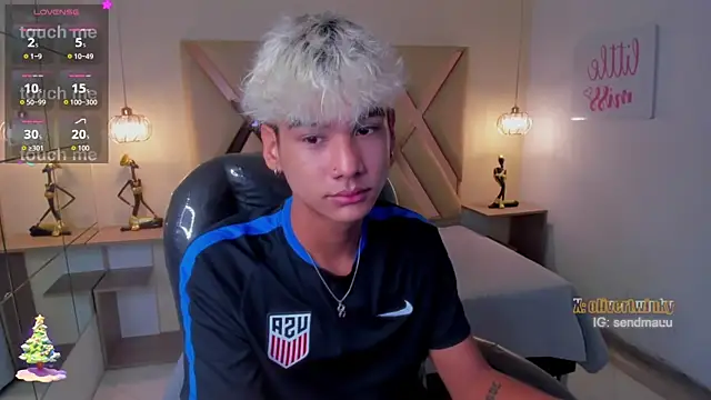 Snapshot of OliverTwinky chatting on 11-15-25, 01:18 OliverTwinky online show from 11-15-25, 01:18