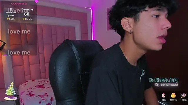 Snapshot of OliverTwinky chatting on 11-21-25, 04:44 OliverTwinky online show from 11-21-25, 04:44