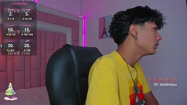 Snapshot of OliverTwinky chatting on 12-03-25, 01:31 OliverTwinky online show from 12-03-25, 01:31