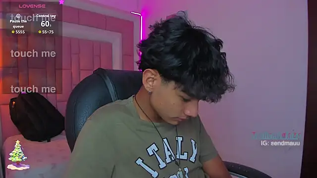 Snapshot of OliverTwinky chatting on 12-04-25, 02:37 OliverTwinky online show from 12-04-25, 02:37