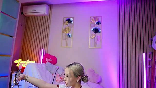 Snapshot of SabrinaJade chatting on 02-21-26, 07:09 SabrinaJade online show from 02-21-26, 07:09