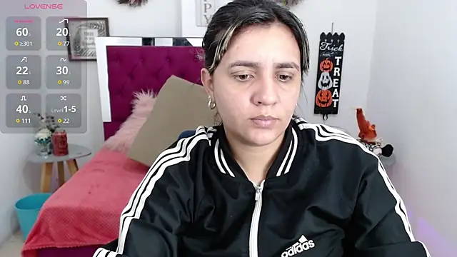 Snapshot of Isa-lox chatting on 10-22-25, 09:47 Isa-lox online show from 10-22-25, 09:47