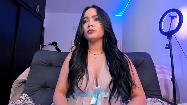 Snapshot of Bella__hamilton chatting on 02-27-26, 01:38 Bella hamilton online show from 02-27-26, 01:38