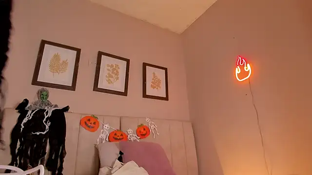  lucia 18 online show from 10-31-25, 04:41