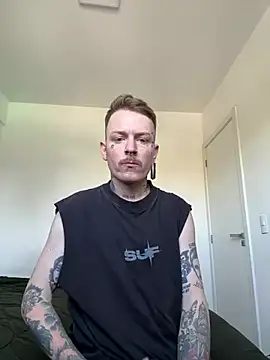 Snapshot of CrisBohn chatting on 03-21-25, 07:24 CrisBohn online show from 03-21-25, 07:24