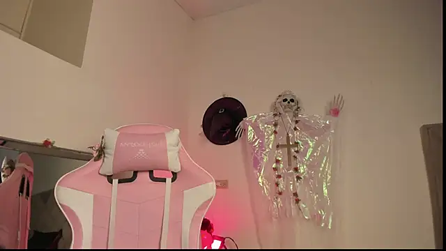 Snapshot of Paprika_ chatting on 10-31-25, 06:20 Paprika online show from 10-31-25, 06:20