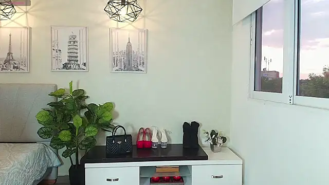  Victoria Collins online show from 10-04-25, 11:08