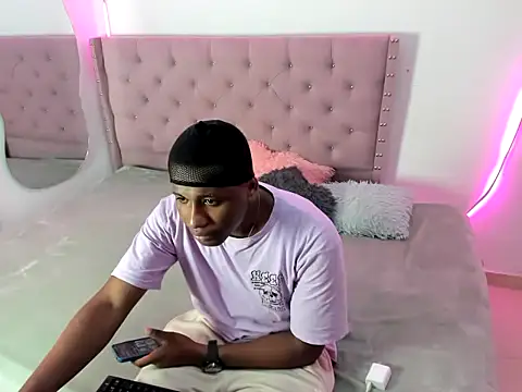 Snapshot of Luis123- chatting on 11-21-25, 05:22 Luis123- online show from 11-21-25, 05:22