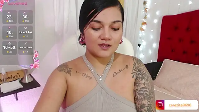 Snapshot of mia_traveluxe chatting on 09-18-25, 02:02 mia traveluxe online show from 09-18-25, 02:02