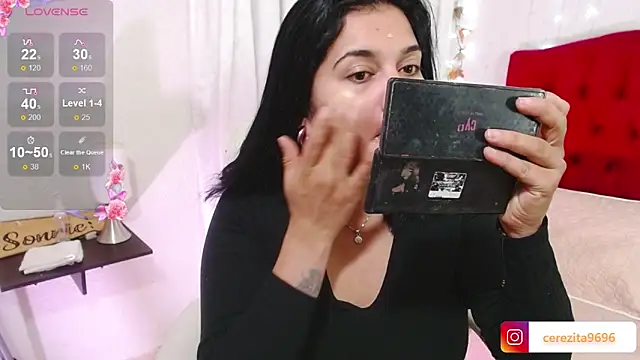 Snapshot of mia_traveluxe chatting on 09-19-25, 01:51 mia traveluxe online show from 09-19-25, 01:51