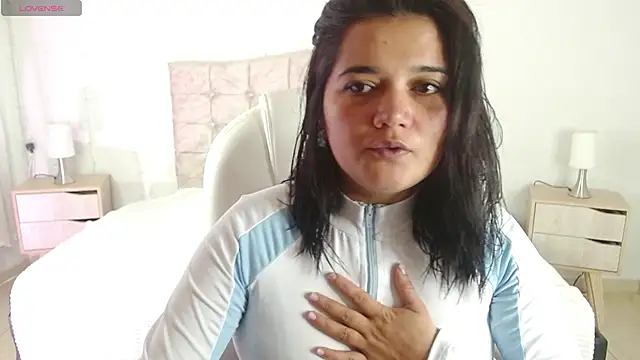 Snapshot of mia_traveluxe chatting on 10-05-25, 02:10 mia traveluxe online show from 10-05-25, 02:10