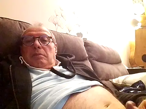 Snapshot of Vince072 chatting on 10-08-25, 06:38 Vince072 online show from 10-08-25, 06:38