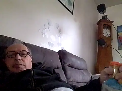 Snapshot of Vince072 chatting on 10-10-25, 06:34 Vince072 online show from 10-10-25, 06:34