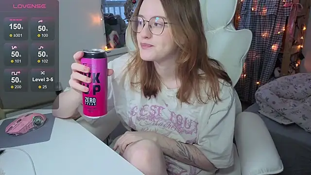 Snapshot of urstripchatgf chatting on 01-15-26, 07:24 urstripchatgf online show from 01-15-26, 07:24