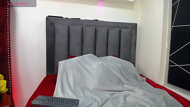 Snapshot of EmmaJhomson chatting on 11-21-25, 08:07 EmmaJhomson online show from 11-21-25, 08:07