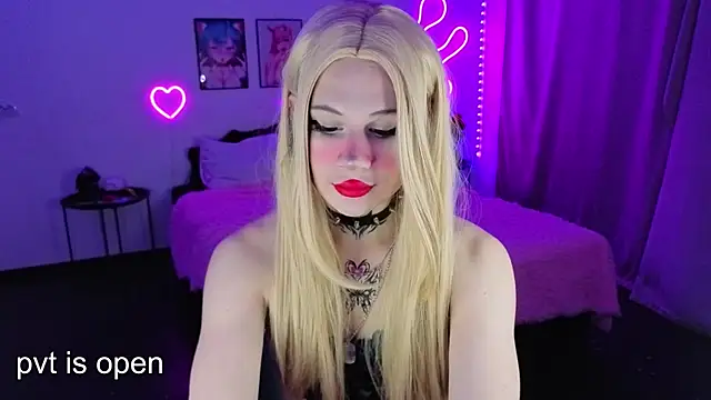 Snapshot of your_little_eva chatting on 10-05-25, 09:45 your little eva online show from 10-05-25, 09:45