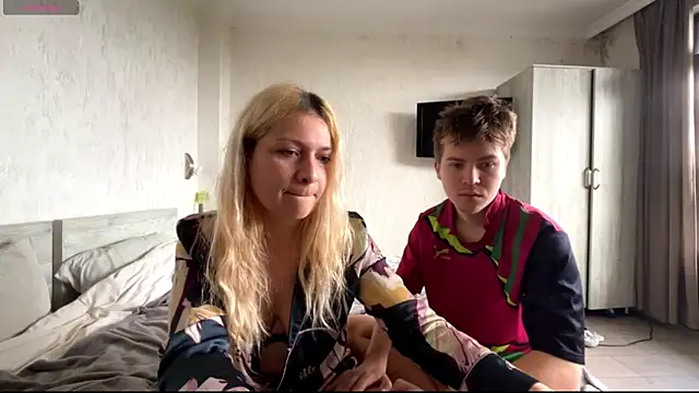 Snapshot of Hikki_ chatting on 10-19-25, 11:55 Hikki online show from 10-19-25, 11:55