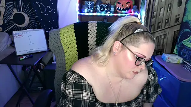 Snapshot of Kinky_Witch chatting on 05-15-26, 06:37 Kinky Witch online show from 05-15-26, 06:37