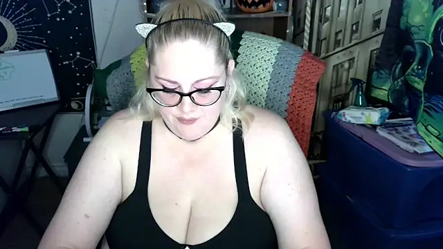 Snapshot of Kinky_Witch chatting on 05-19-26, 04:24 Kinky Witch online show from 05-19-26, 04:24