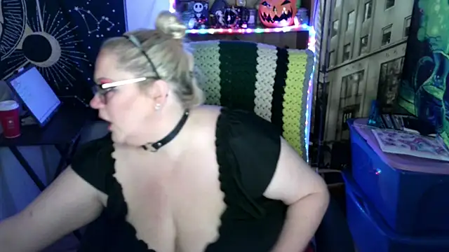 Snapshot of Kinky_Witch chatting on 05-22-26, 05:51 Kinky Witch online show from 05-22-26, 05:51