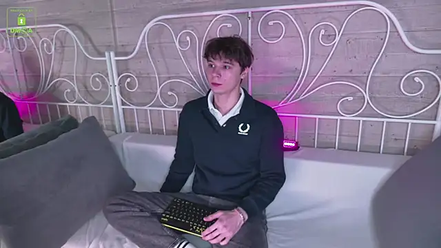 Snapshot of AnthonyHall chatting on 11-08-25, 04:23 AnthonyHall online show from 11-08-25, 04:23