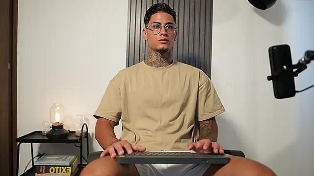 AxelVilla  online show from 10-20-25, 08:53