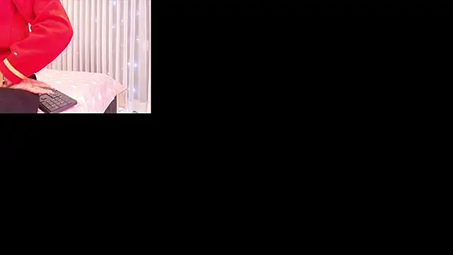 Snapshot of celeste_moonx chatting on 12-17-25, 12:00 celeste moonx online show from 12-17-25, 12:00