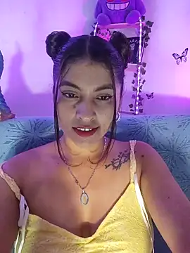 Snapshot of Fox_Roxxan chatting on 06-03-26, 02:14 Fox Roxxan online show from 06-03-26, 02:14