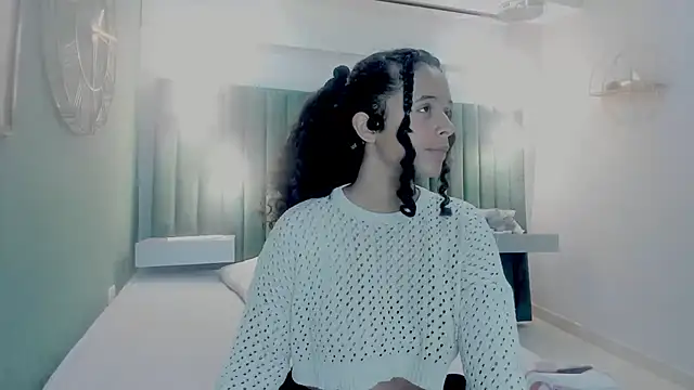 Snapshot of Sweet_Lucyy chatting on 09-28-25, 04:18 Sweet Lucyy online show from 09-28-25, 04:18