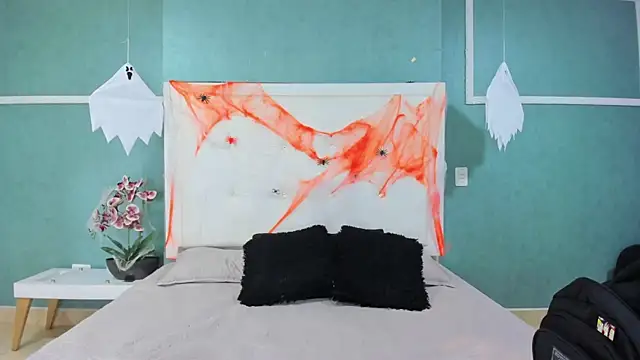 ania gomez online show from 10-24-25, 01:07