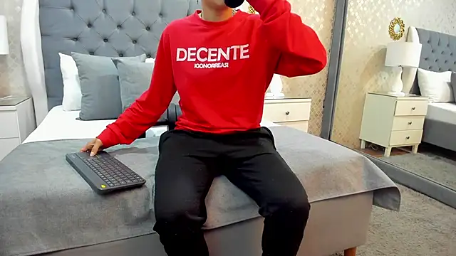 ZoeKrug online show from 09-18-25, 12:40