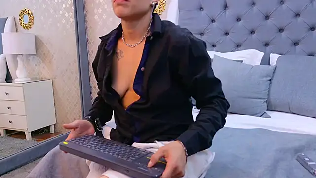 ZoeKrug online show from 10-07-25, 04:15