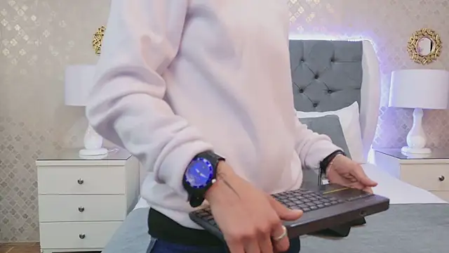 ZoeKrug online show from 01-06-26, 01:15