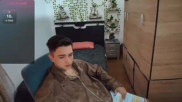 Snapshot of santii_ss chatting on 04-20-26, 02:20 santii ss online show from 04-20-26, 02:20