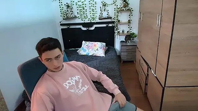 Snapshot of santii_ss chatting on 05-15-26, 02:13 santii ss online show from 05-15-26, 02:13