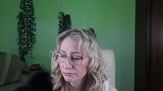 Snapshot of Habibi_Honeyy chatting on 10-15-25, 10:48 Habibi Honeyy online show from 10-15-25, 10:48