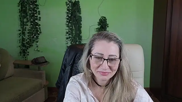 Snapshot of Habibi_Honeyy chatting on 12-15-25, 11:14 Habibi Honeyy online show from 12-15-25, 11:14