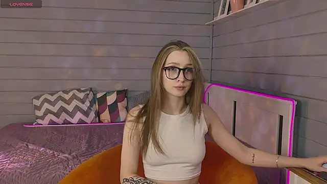 Vikki wyye online show from 10-19-25, 06:47